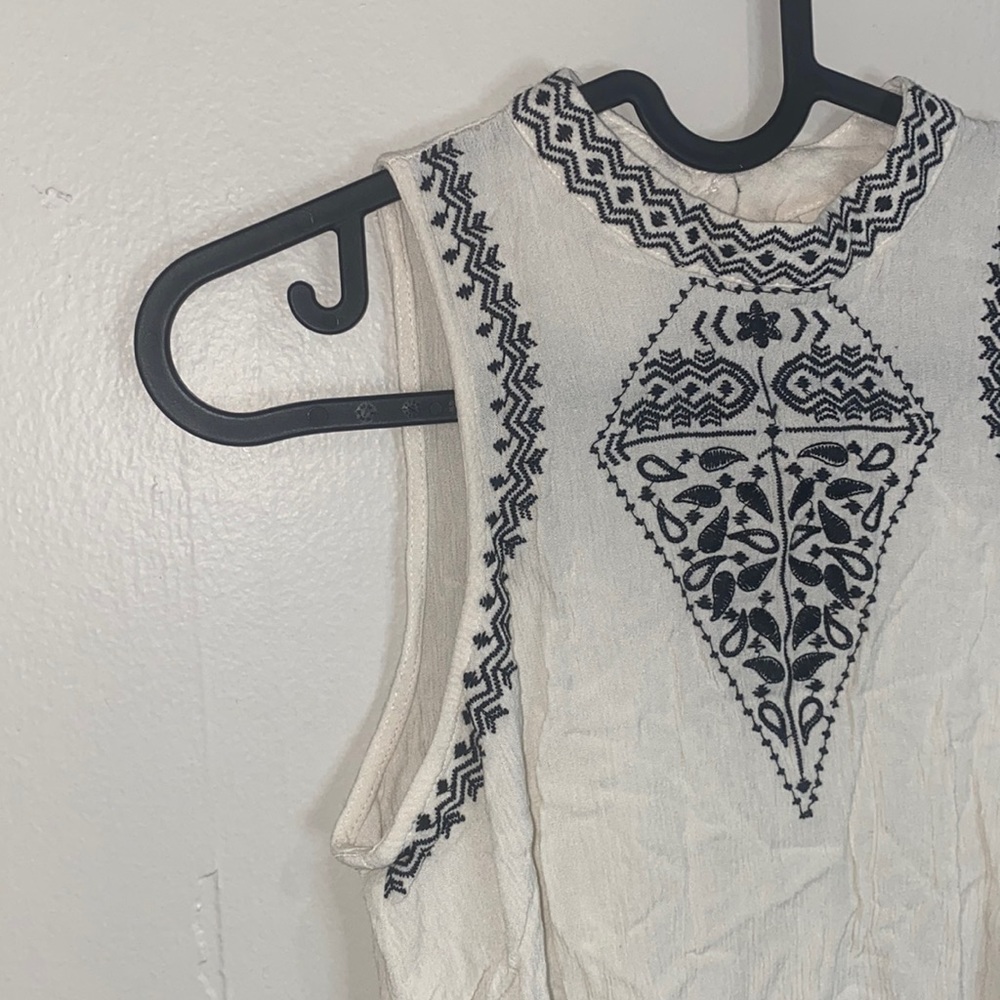 🪿Adorable White with Blue detailed sleeveless top! - Picture 1 of 6